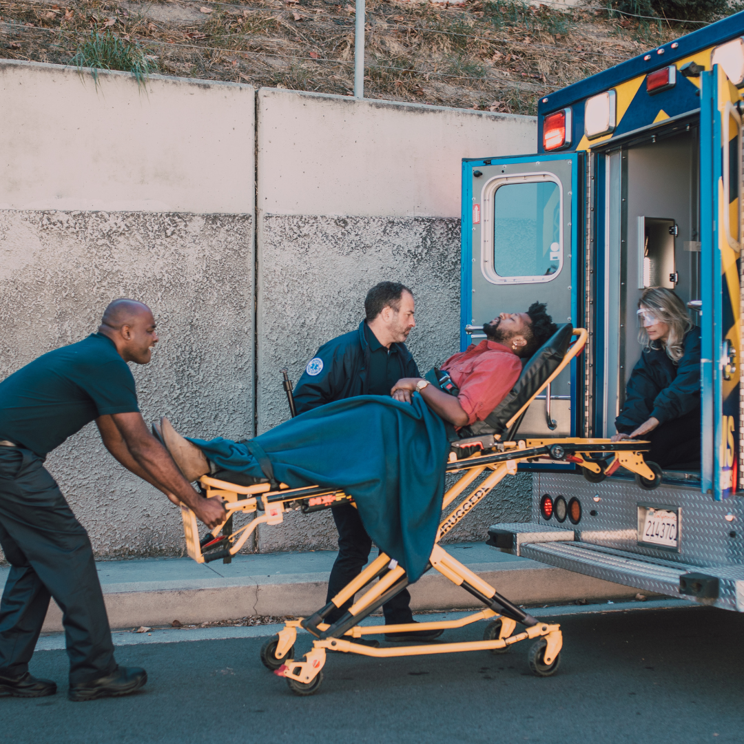 3. תמונה המתארת צוות של אנשי מקצוע רפואיים הנעים בקלות אלונקה מתקפלת בזמן חירום.